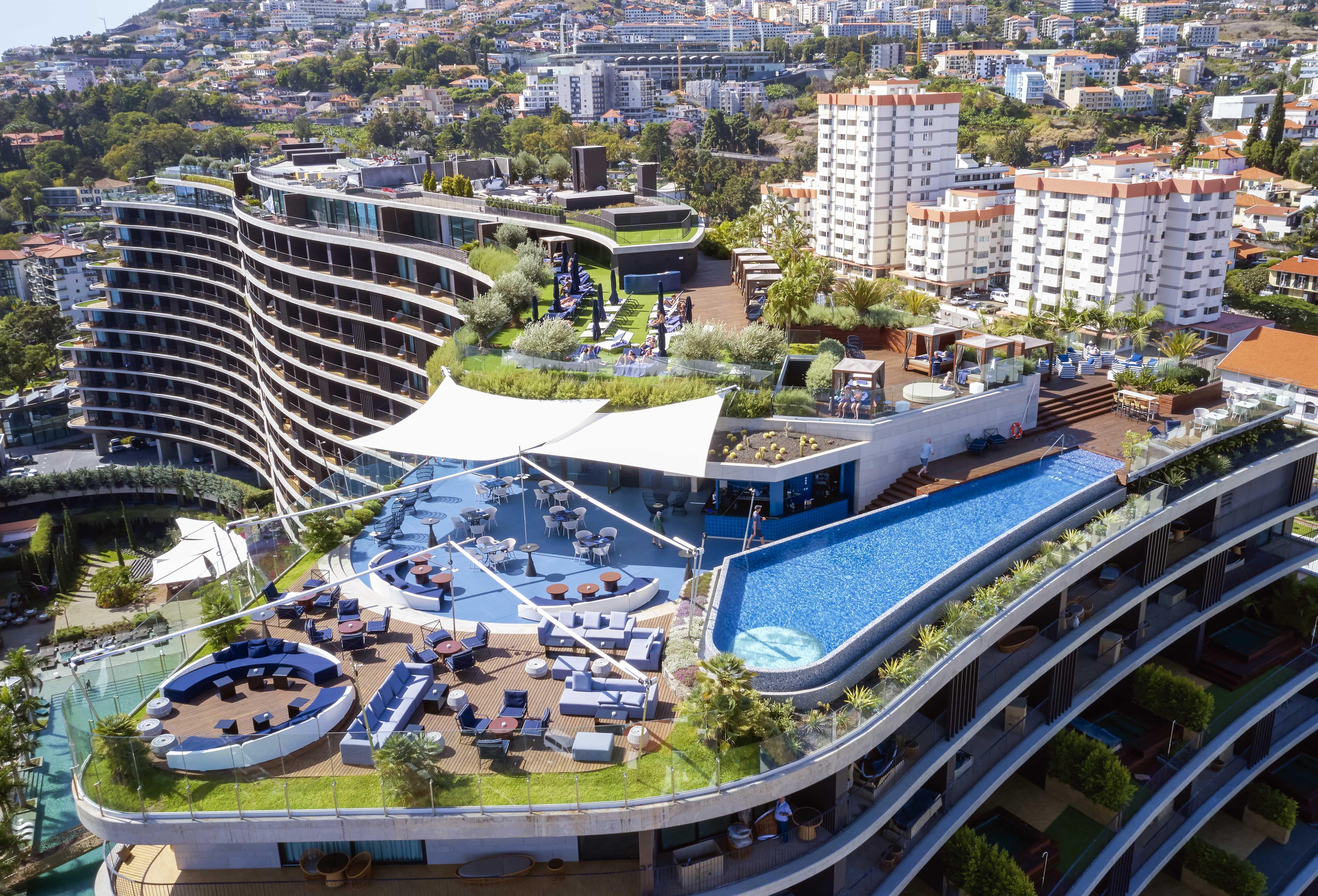 Savoy Palace - The Leading Hotels Of The World - Savoy Signature Фуншал Екстериор снимка The rooftop pool at the InterContinental