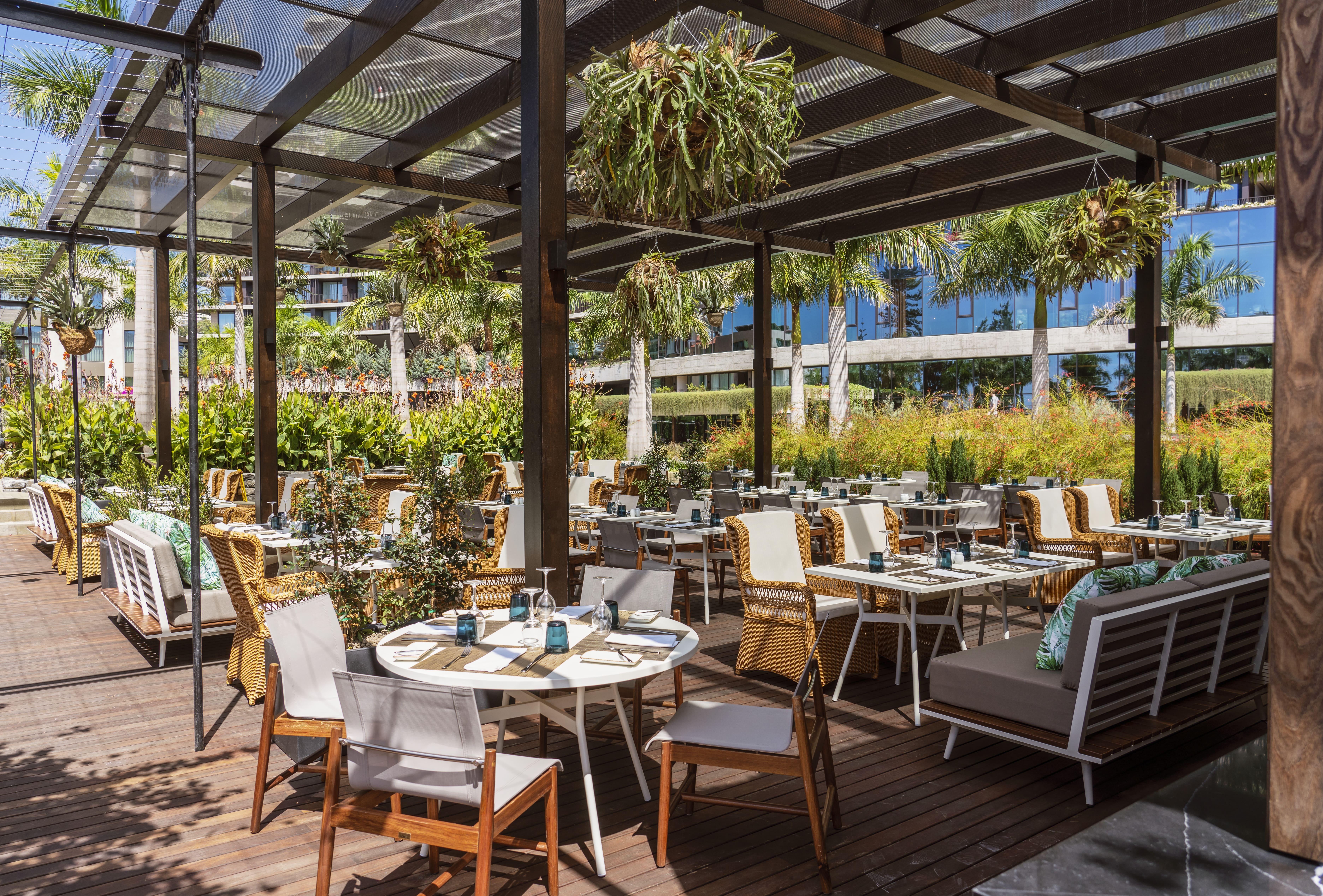 Savoy Palace - The Leading Hotels Of The World - Savoy Signature Фуншал Екстериор снимка The Deck at Mozaic