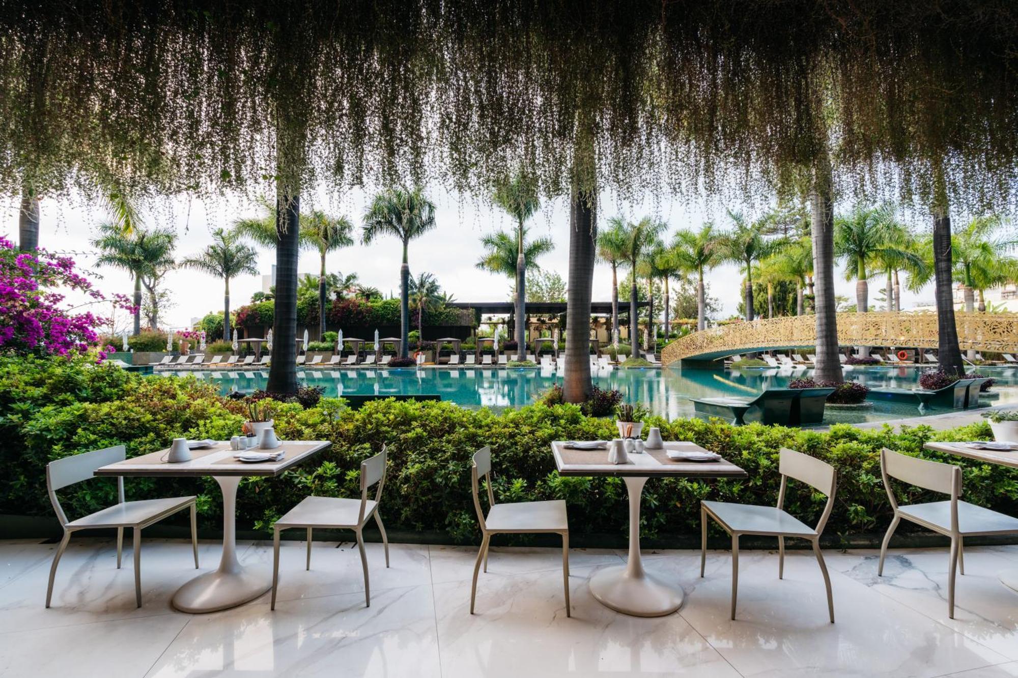 Savoy Palace - The Leading Hotels Of The World - Savoy Signature Фуншал Екстериор снимка The pool at the hotel